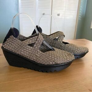 BM Bernie Mev Cleopatra Slip On Gold Woven Fabric Wedge Heel Comy Clogs 40 US 9